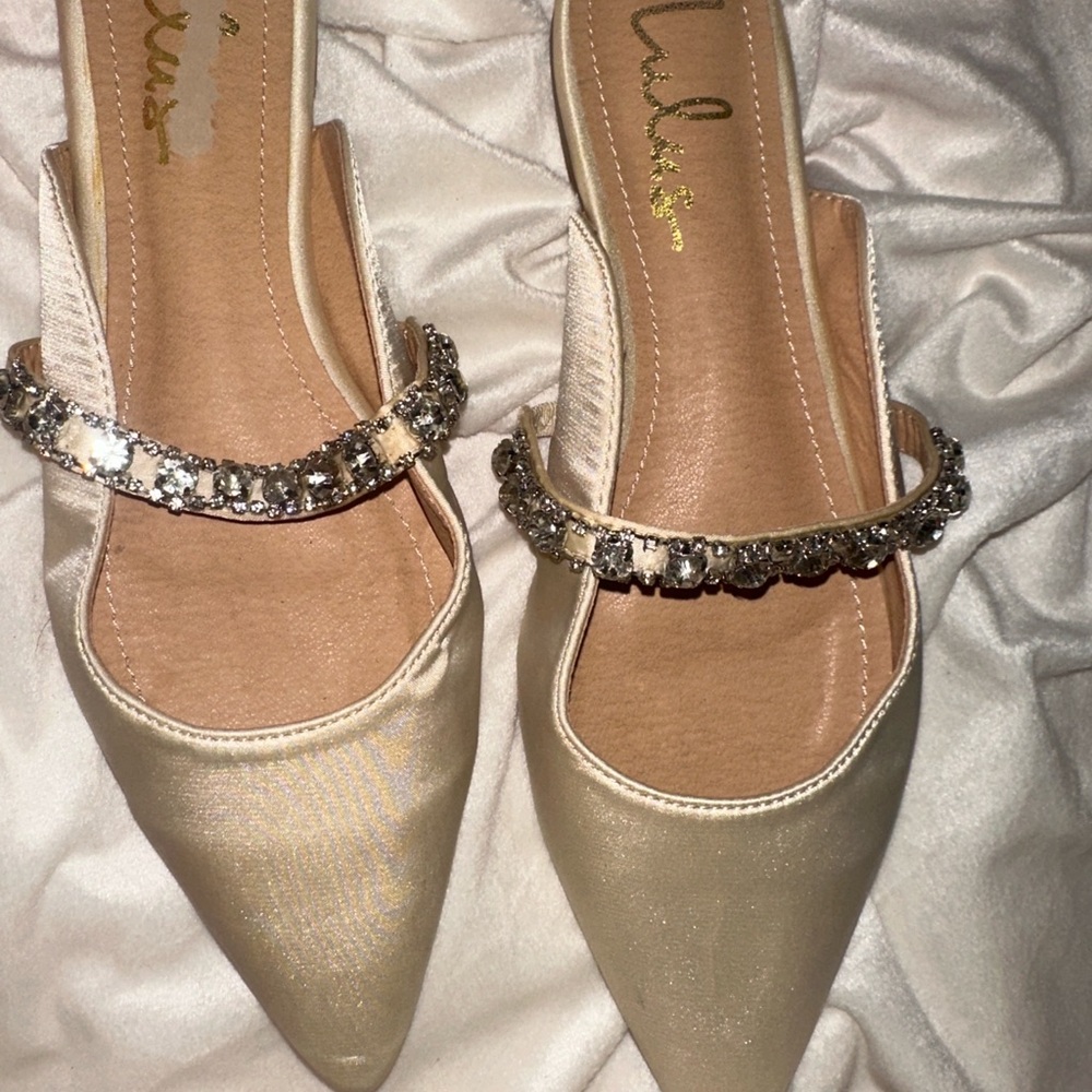 Elegant Cream Flats with Rhinestone Strap and Pointed Toe - Picture 4 of 4